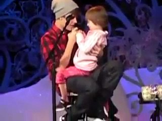 Justin Bieber canta "Baby" con su hermanita