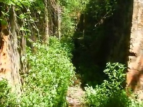 Cellules du bagne aux îles du Salut