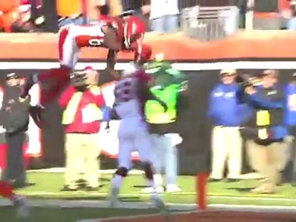 Jerome Simpson Leaps into Endzone (Must Watch)