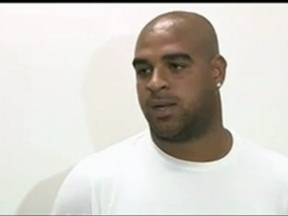 Adriano diz que jovem baleada age de má fé
