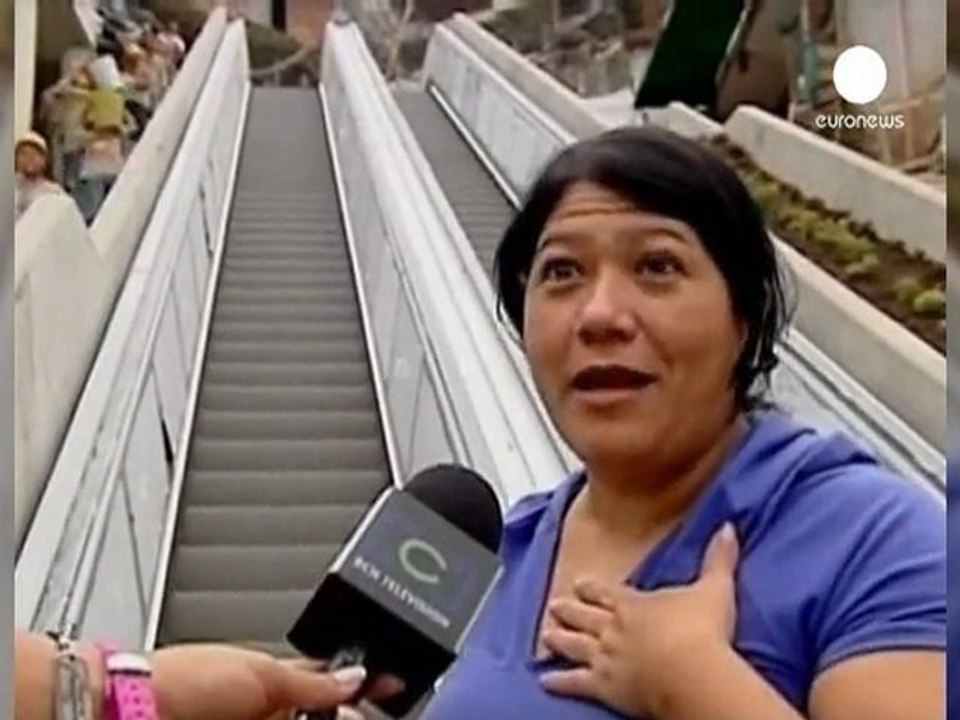 Un escalator géant, en plein air, dans un bidonville de...