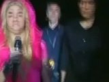 Un fan le roba un anillo a Shakira en pleno concierto