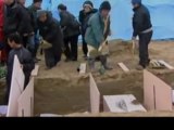 Japón entierra en fosas comunes a sus muertos