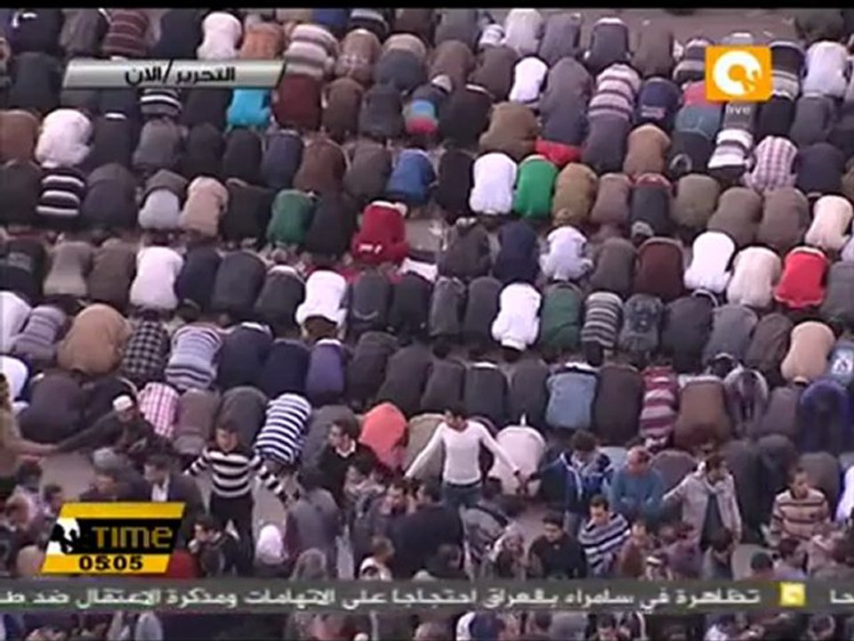 Les musulmans priant Maghreb sous la protection de leurs concitoyens coptes (23.12.2011)