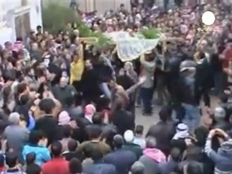 Syria: Protest sit-in as Arab monitors tour Homs