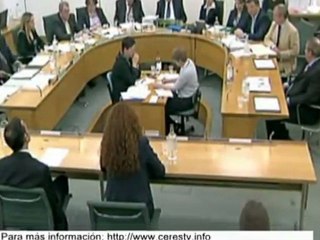 Intentan agredir a Rupert Murdoch con un "tartazo" durante su comparecencia parlamentaria