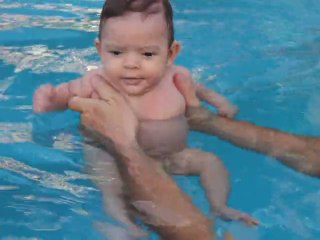 Coline dans la piscine 1