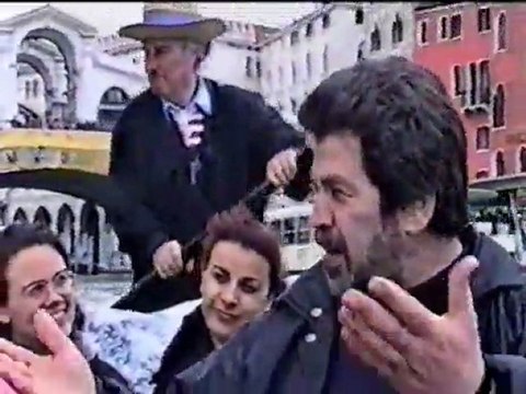 CUMHUR VENEDİK'te GONDOLDA BESTESİNİ SOYLUYOR