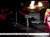 Lady Gaga se cae de un piano en pleno concierto