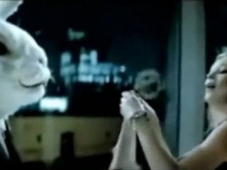 El 'striptease' de Kate Moss frente a un conejo de Pascua