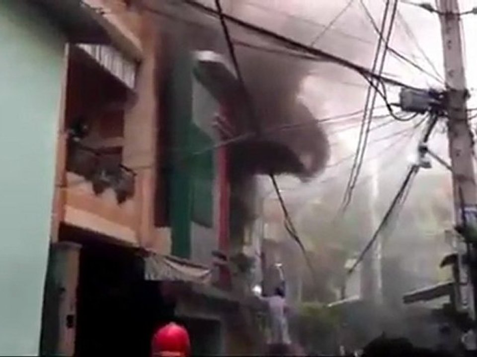 Kinh hoàng người đàn ông đổ xăng tự thiêu trong phòng nữ sinh