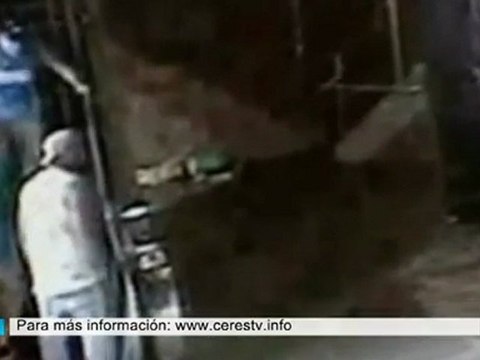 Impactante caída desde unas escaleras mecánicas