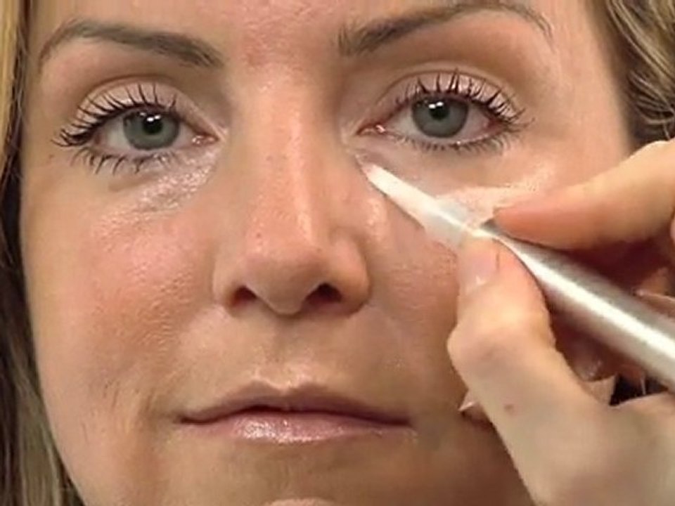 How to conceal dark circles under eyes
