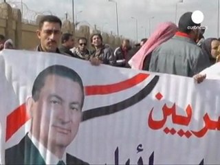 Egypte: Hosni arrive et repart en civière à son procès
