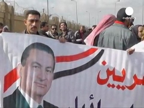 Egypte: Hosni arrive et repart en civière à son procès