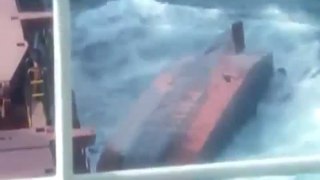 Un bateau se détache d'une grue
