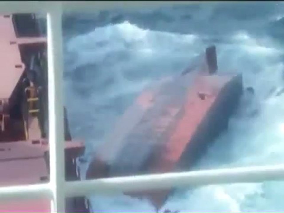 Un bateau se détache d'une grue