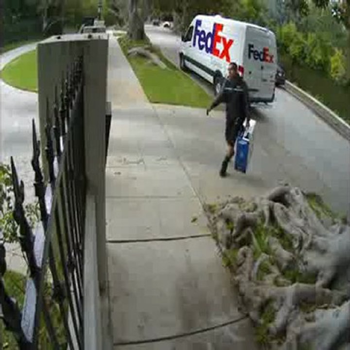 livreur balance une nouvelle télé