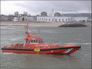 Rescatan a 3 personas tras hundirse una embarcación en Gijón