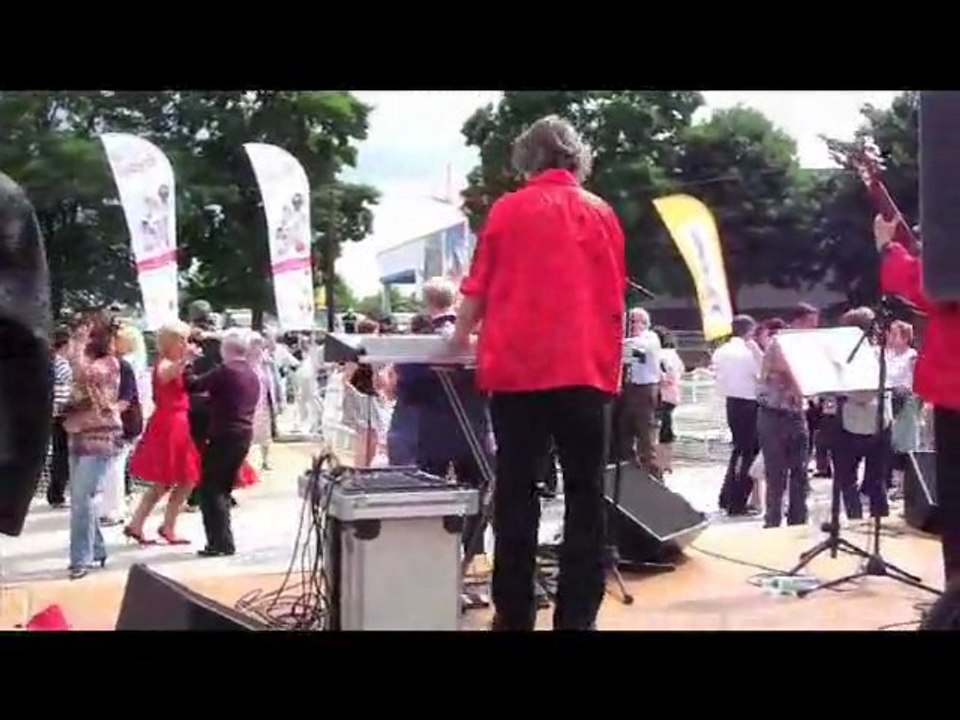 Contraste bal sur l'eau scène flottante plateforme plate-forme flottante