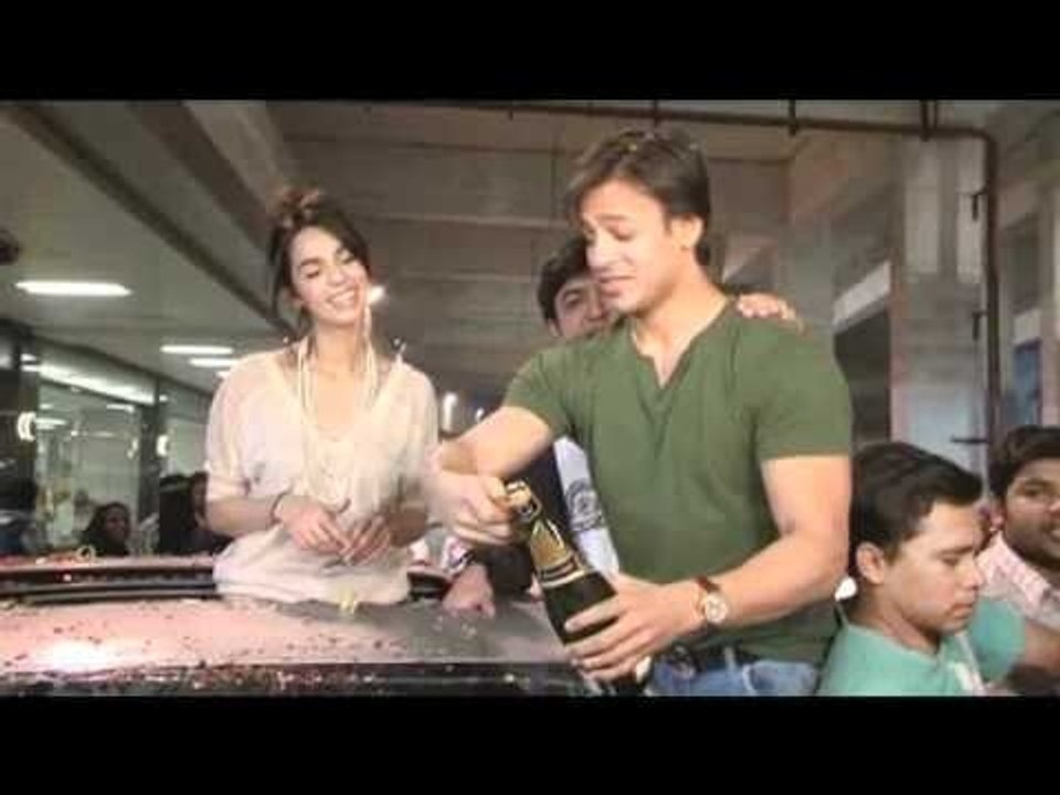 Vivek Oberoi welcomes Mallika Sherawat At Mumba...