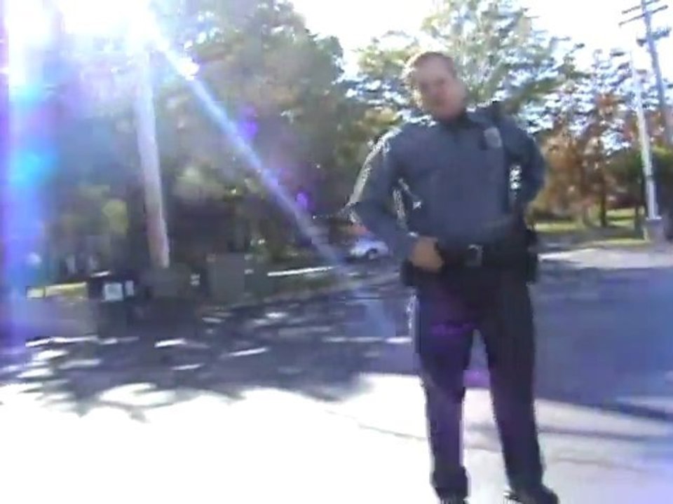 Un policier fait un switch flip en skateboard