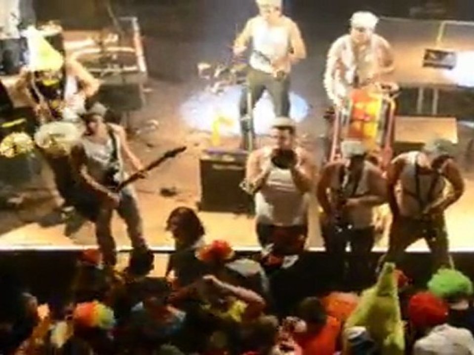 Nuit n'importe quoi 2011 par Rémi Gaillard avec la fanfare Goulamas au Rockstore