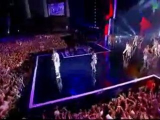 Neymar chante sur scène avec Michel Telo