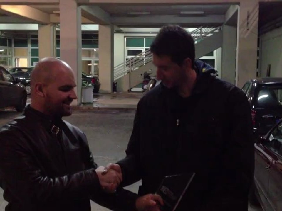 O Δημήτρης Διαμαντίδης παραλαμβάνει το βραβείο του Contra.gr