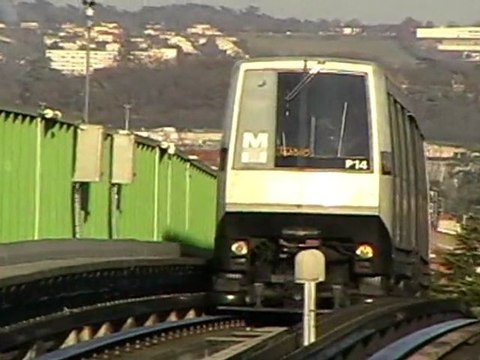 Arrivée d'une rame Val206 à la station Jolimont sur la ligne A du métro de Toulouse