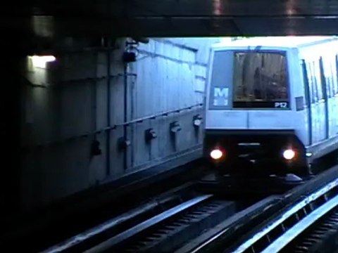 Arrivée d'une rame Val206 à la station Argoulets sur la ligne A du métro de Toulouse