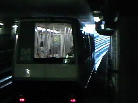 Départ d'une rame Val206 de la station Argoulets sur la ligne A du métro de Toulouse