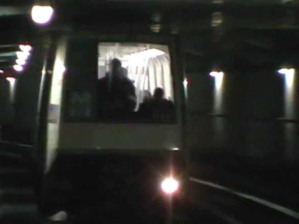 Arrivée d'une rame VAL206 à la station Balma Gramont : Terminus de la ligne A du métro de Toulouse