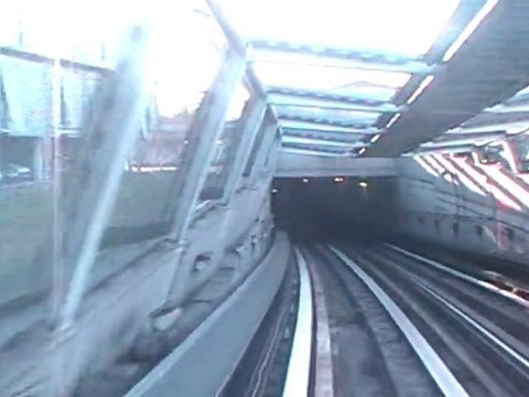 Dans une rame VAL206 entre les stations Argoulets et Balma Gramont sur la ligne A du métro de Toulouse