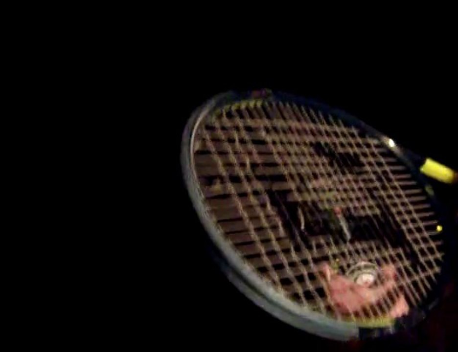 TEST N°25 : Peut-on décapsuler une bière avec une raquette de tennis ?