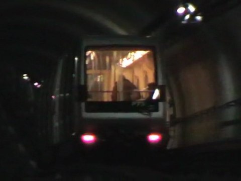 Départ d'une rame VAL208 de la station La Vache sur la ligne B du métro de Toulouse