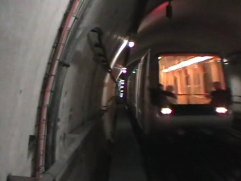 Arrivée d'une rame VAL208 à la station La Vache sur la ligne B du métro de Toulouse