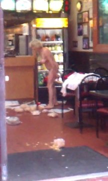 Une femme nue sème la pagaille à Brooklyn