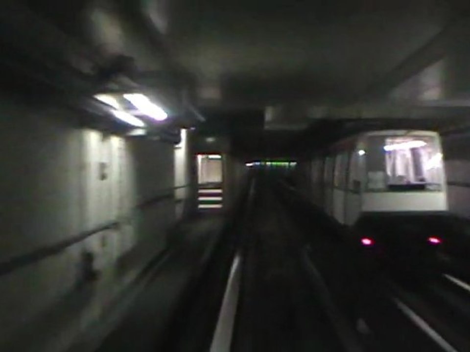 Dans une rame VAL206 entre les stations Argoulets et Balma Gramont sur la ligne A du métro de Toulouse