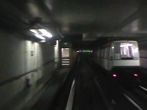 Dans une rame VAL206 entre les stations Argoulets et Balma Gramont sur la ligne A du métro de Toulouse