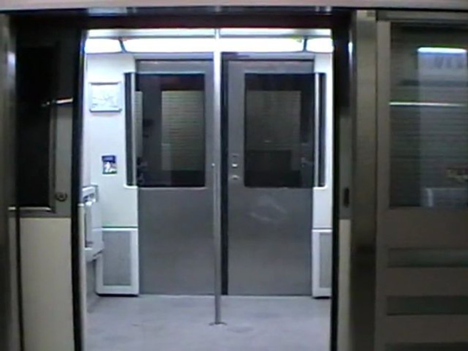 Signal sonore et fermeture des portes d'une rame VAL206 du métro de Toulouse