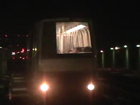 Arrivée de nuit d'une rame VAL206 à la station Jolimont sur la ligne A du métro de Toulouse