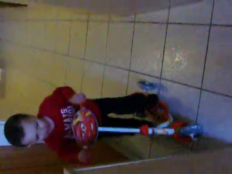 Ethan et ses debuts de trotinette 2