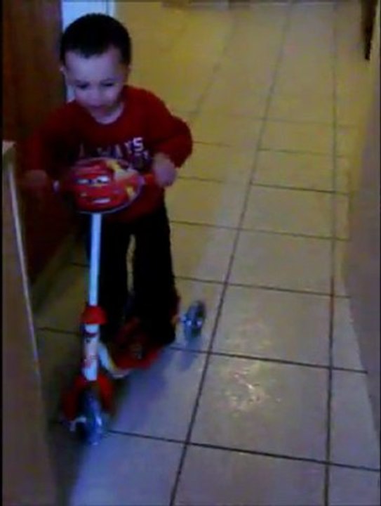 ethan et la trotinette