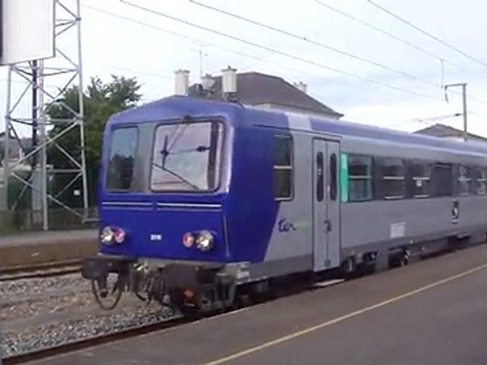 Guingamp X2115 rénové X2100 vert TER 855681 09 oct 2009