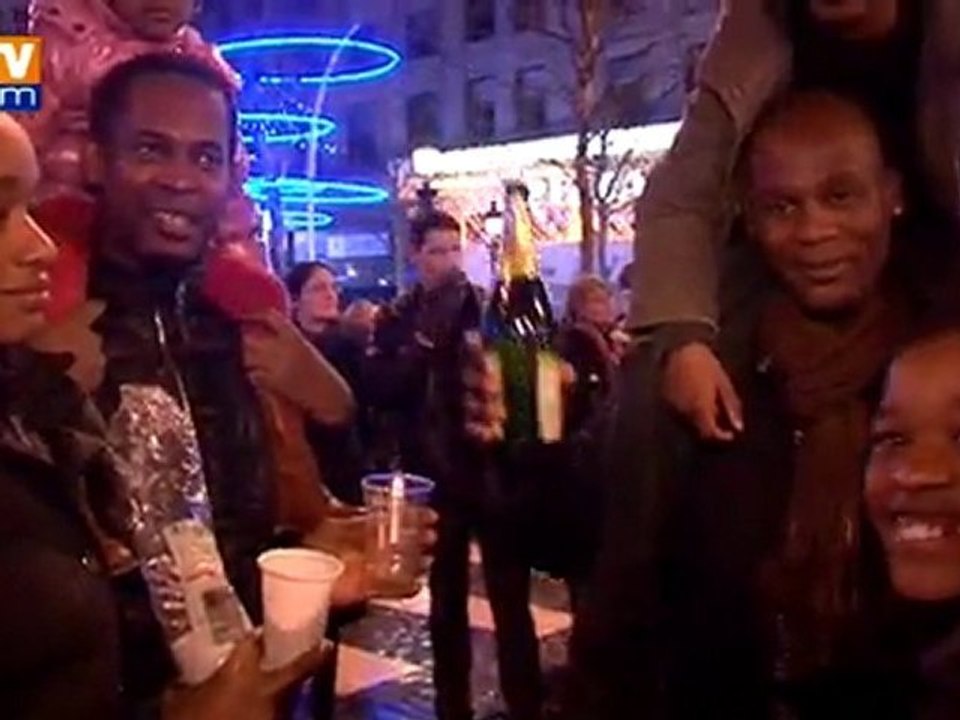 Affluence sur les Champs-Elysées pour fêter le passage en 2012