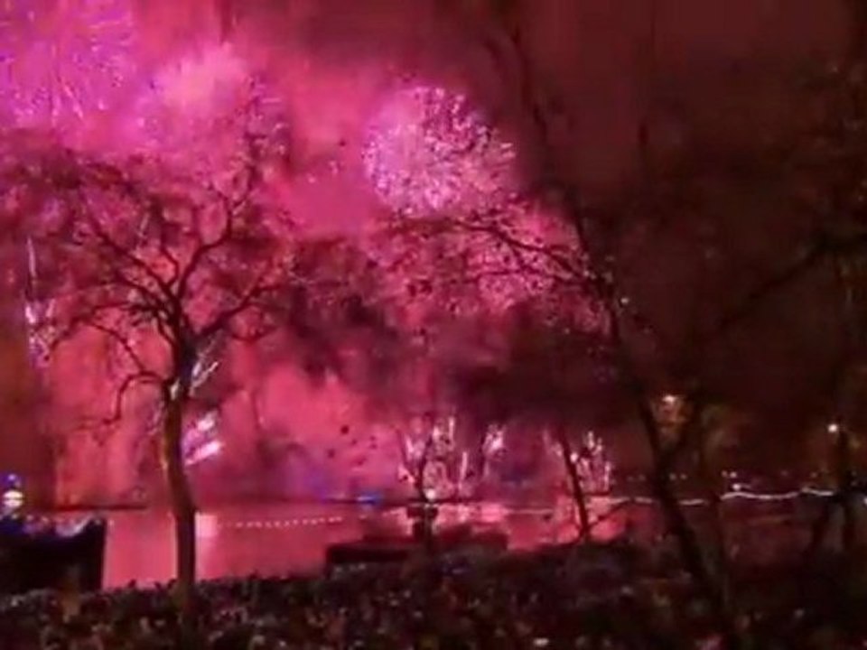 BBC News - London's new year fireworks set to music - YouTube