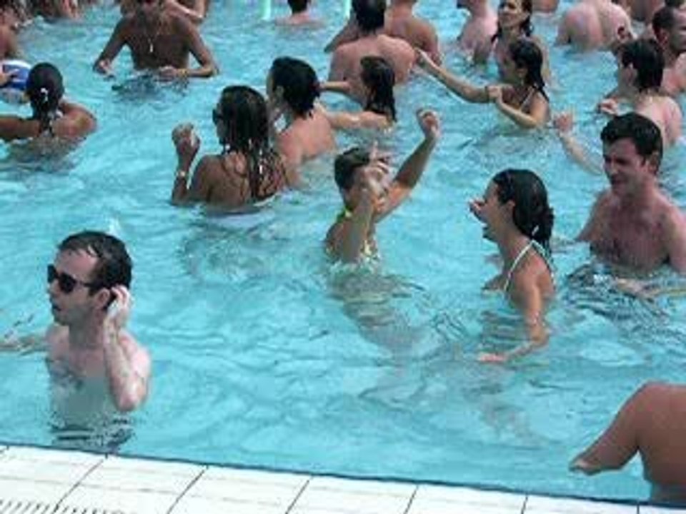 Crazy Signs dans la Piscine