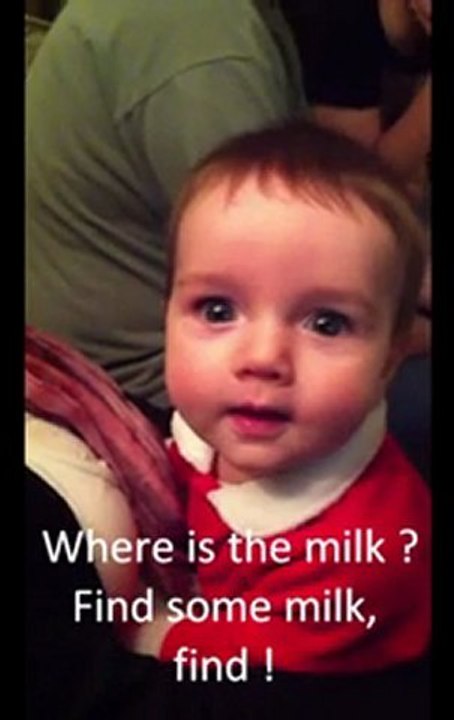 Bébé cherche lait dans les seins de sa mère