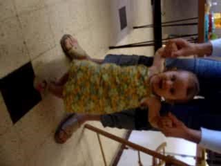 léonie marche avec son papa